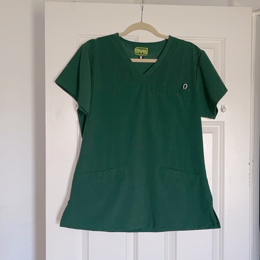 Green Scrub Set - AVE Berkeley top and Ocean Ave bottoms Size Medium - NWOT